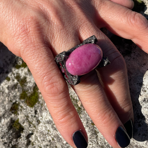 anello pietra rosa rubino radice fascia di cuori anallergico argento con decori roma etnico myka gioielli chiara ferragni gioielli artigianali gioielli fatti a mano negozio di gioielli a roma gioielleria a roma
