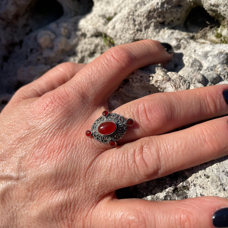 anello corniola a cinque pietre rosse fascia di cuori anallergico argento con decori roma etnico myka gioielli chiara ferragni gioielli artigianali gioielli fatti a mano negozio di gioielli a roma gioielleria a roma