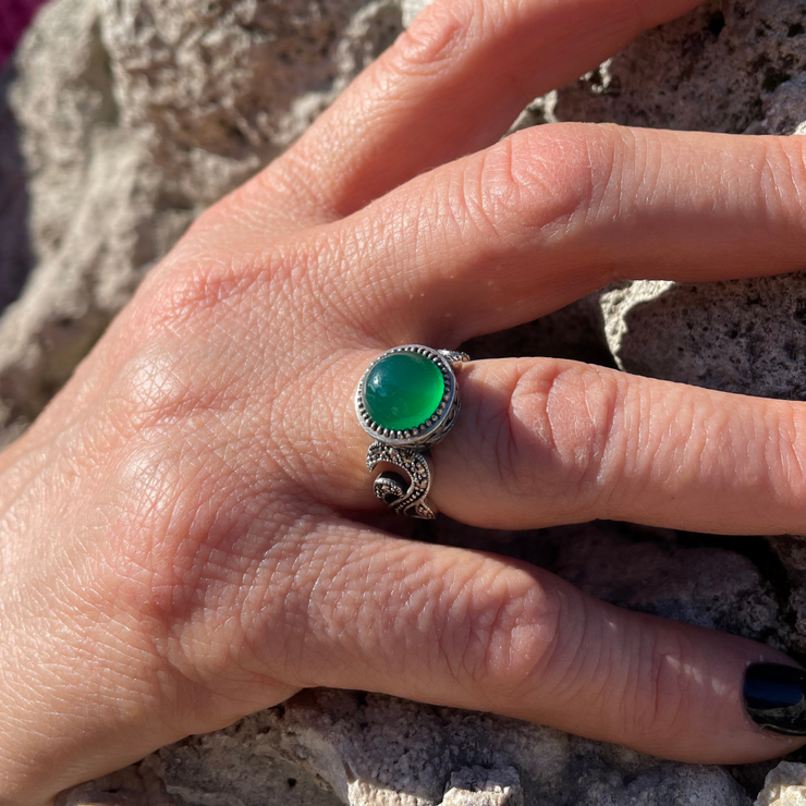 anello pietra verde fascia di cuori anallergico argento con decori roma etnico myka gioielli chiara ferragni gioielli artigianali gioielli fatti a mano negozio di gioielli a roma gioielleria a roma