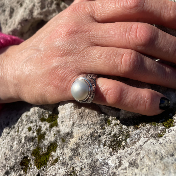 anello madre perla bianco roma etnico myka gioielli chiara ferragni gioielli artigianali gioielli fatti a mano negozio di gioielli a roma gioielleria a roma