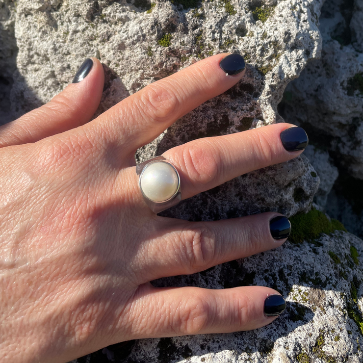 anello perla bianca liscia roma etnico myka gioielli chiara ferragni gioielli artigianali gioielli fatti a mano negozio di gioielli a roma gioielleria a roma